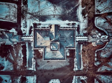 Saray 'ın (Lehçe: Palac Na Wyspie) güzel panoramik hava aracı görüntüsü, Varşova Kraliyet Hamamları Parkı' nda bulunan bir klasik saraydır..