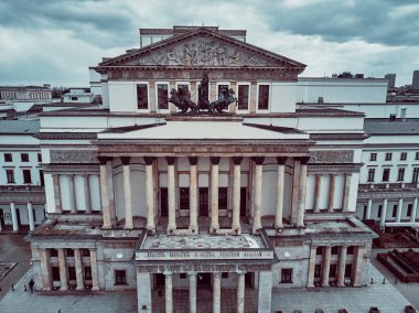 Tiyatro meydanındaki (POL: Plac Teatralny) Varşova Büyük Tiyatrosu 'nun (ulusal opera binası) güzel panoramik hava aracı görüntüsü, Polonya ve AB
