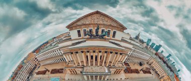 Tiyatro meydanındaki (POL: Plac Teatralny) Varşova Büyük Tiyatrosu 'nun (ulusal opera binası) güzel panoramik hava aracı görüntüsü, Polonya ve AB