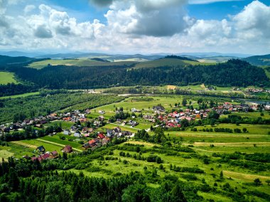 Güneşli bir günde Polonya 'nın Pieniny Ulusal Parkı' nın güzel panoramik manzarası. Sokolica ve Trzy Korony - İngilizce: Üç Crowns (Üç Crowns Massif Zirvesi))