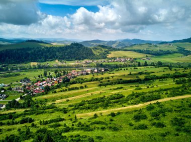 Güneşli bir günde Polonya 'nın Pieniny Ulusal Parkı' nın güzel panoramik manzarası. Sokolica ve Trzy Korony - İngilizce: Üç Crowns (Üç Crowns Massif Zirvesi))