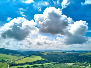 Güneşli bir günde Polonya 'nın Pieniny Ulusal Parkı' nın güzel panoramik manzarası. Sokolica ve Trzy Korony - İngilizce: Üç Crowns (Üç Crowns Massif Zirvesi))
