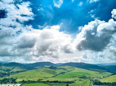 Güneşli bir günde Polonya 'nın Pieniny Ulusal Parkı' nın güzel panoramik manzarası. Sokolica ve Trzy Korony - İngilizce: Üç Crowns (Üç Crowns Massif Zirvesi))