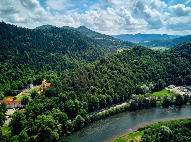 Güneşli bir günde Polonya 'nın Pieniny Ulusal Parkı' nın güzel panoramik manzarası. Sokolica ve Trzy Korony - İngilizce: Üç Crowns (Üç Crowns Massif Zirvesi) ve Dunajec Nehri