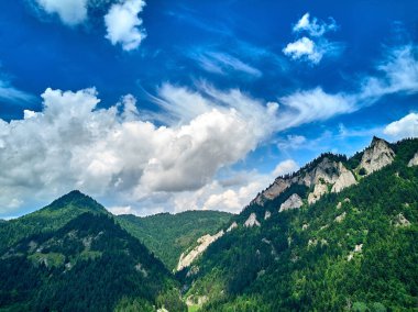 Güneşli bir günde Polonya 'nın Pieniny Ulusal Parkı' nın güzel panoramik manzarası Trzy Korony - İngilizce: Üç Crown (Üç Crown Massif Zirvesi), Polonya