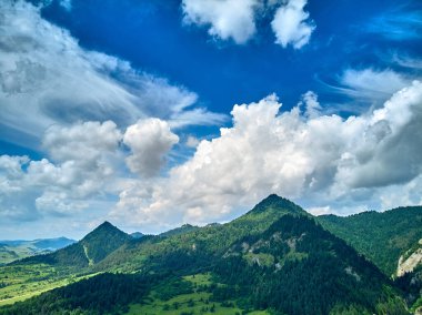 Güneşli bir günde Polonya 'nın Pieniny Ulusal Parkı' nın güzel panoramik manzarası. Sokolica ve Trzy Korony - İngilizce: Üç Crowns (Üç Crowns Massif Zirvesi))