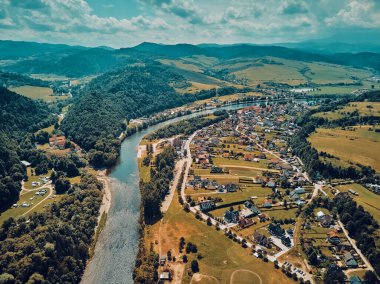 Güneşli bir günde Polonya 'nın Pieniny Ulusal Parkı' nın güzel panoramik manzarası. Sokolica ve Trzy Korony - İngilizce: Üç Crowns (Üç Crowns Massif Zirvesi) ve Dunajec Nehri