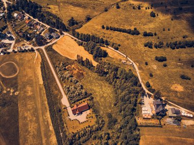 Güneşli bir günde Polonya 'nın Pieniny Ulusal Parkı' nın güzel panoramik manzarası. Sokolica ve Trzy Korony - İngilizce: Üç Crowns (Üç Crowns Massif Zirvesi))