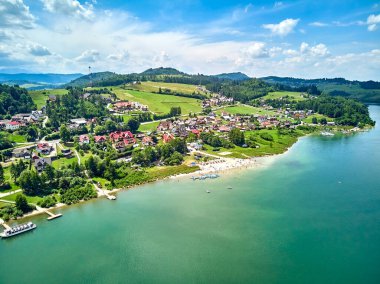 Czorsztyn Gölü 'nün güzel panoramik manzarası (Lehçe: Jezioro Czorsztynskie), Polonya' nın güneyindeki Dunajec nehri üzerinde Pieniny ve Gorce Dağları arasında bulunan insan yapımı bir rezervuardır.