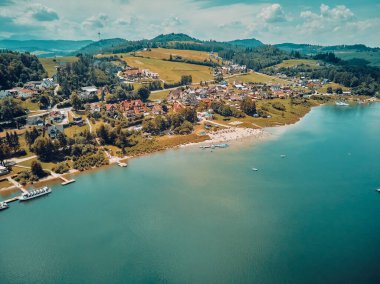Czorsztyn Gölü 'nün güzel panoramik manzarası (Lehçe: Jezioro Czorsztynskie), Polonya' nın güneyindeki Dunajec nehri üzerinde Pieniny ve Gorce Dağları arasında bulunan insan yapımı bir rezervuardır.