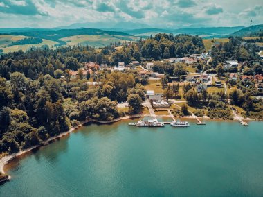 Czorsztyn Gölü 'nün güzel panoramik manzarası (Lehçe: Jezioro Czorsztynskie), Polonya' nın güneyindeki Dunajec nehri üzerinde Pieniny ve Gorce Dağları arasında bulunan insan yapımı bir rezervuardır.