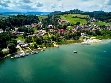 Czorsztyn Gölü 'nün güzel panoramik manzarası (Lehçe: Jezioro Czorsztynskie), Polonya' nın güneyindeki Dunajec nehri üzerinde Pieniny ve Gorce Dağları arasında bulunan insan yapımı bir rezervuardır.