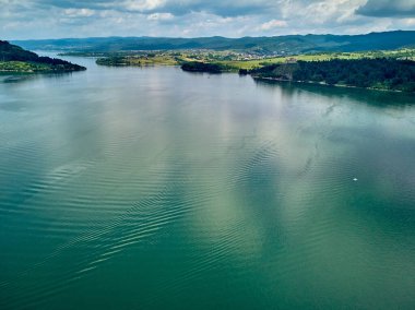 Czorsztyn Gölü 'nün güzel panoramik manzarası (Lehçe: Jezioro Czorsztynskie), Polonya' nın güneyindeki Dunajec nehri üzerinde Pieniny ve Gorce Dağları arasında bulunan insan yapımı bir rezervuardır.