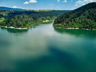 Czorsztyn Gölü 'nün güzel panoramik manzarası (Lehçe: Jezioro Czorsztynskie), Polonya' nın güneyindeki Dunajec nehri üzerinde Pieniny ve Gorce Dağları arasında bulunan insan yapımı bir rezervuardır.