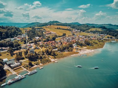 Czorsztyn Gölü 'nün güzel panoramik manzarası (Lehçe: Jezioro Czorsztynskie), Polonya' nın güneyindeki Dunajec nehri üzerinde Pieniny ve Gorce Dağları arasında bulunan insan yapımı bir rezervuardır.