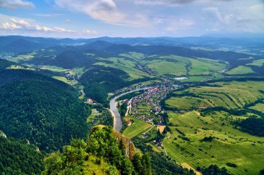 Sokolica ve Trzy Korony 'den güneşli bir günde Polonya' nın Pieniny Ulusal Parkı 'nın güzel panoramik manzarası - İngilizce: Three Crowns (Üç Crowns Massif Zirvesi) on the Dunajec River