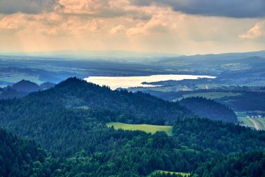 Güneşli bir günde Polonya 'nın Pieniny Ulusal Parkı' nın güzel panoramik manzarası. Sokolica ve Trzy Korony - İngilizce: Üç Crowns (Üç Crowns Massif Zirvesi))