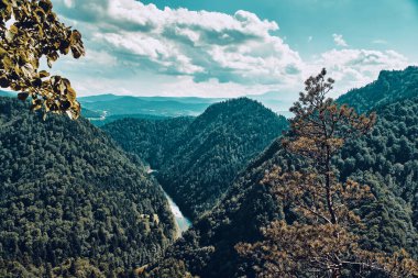 Sokolica ve Trzy Korony 'den güneşli bir günde Polonya' nın Pieniny Ulusal Parkı 'nın güzel panoramik manzarası - İngilizce: Three Crowns (Üç Crowns Massif Zirvesi) on the Dunajec River