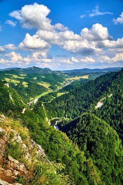Sokolica ve Trzy Korony 'den güneşli bir günde Polonya' nın Pieniny Ulusal Parkı 'nın güzel panoramik manzarası - İngilizce: Three Crowns (Üç Crowns Massif Zirvesi) on the Dunajec River