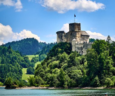 Dunajec Kalesi ve Czorsztyn Gölü (Lehçe: Jezioro Czorsztynskie), Polonya 'nın güneyindeki Dunajec nehri üzerinde insan yapımı bir rezervuar.