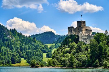 Dunajec Kalesi ve Czorsztyn Gölü (Lehçe: Jezioro Czorsztynskie), Polonya 'nın güneyindeki Dunajec nehri üzerinde insan yapımı bir rezervuar.