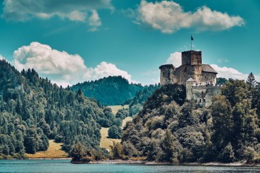 Dunajec Kalesi ve Czorsztyn Gölü (Lehçe: Jezioro Czorsztynskie), Polonya 'nın güneyindeki Dunajec nehri üzerinde insan yapımı bir rezervuar.