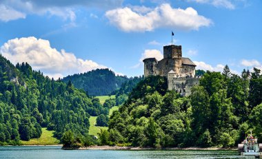 Dunajec Kalesi ve Czorsztyn Gölü (Lehçe: Jezioro Czorsztynskie), Polonya 'nın güneyindeki Dunajec nehri üzerinde insan yapımı bir rezervuar.