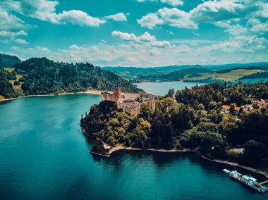 Dunajec Kalesi ve Czorsztyn Gölü (Lehçe: Jezioro Czorsztynskie), Polonya 'nın güneyindeki Dunajec nehri üzerinde insan yapımı bir rezervuar.
