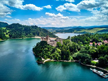 Dunajec Kalesi ve Czorsztyn Gölü (Lehçe: Jezioro Czorsztynskie), Polonya 'nın güneyindeki Dunajec nehri üzerinde insan yapımı bir rezervuar.