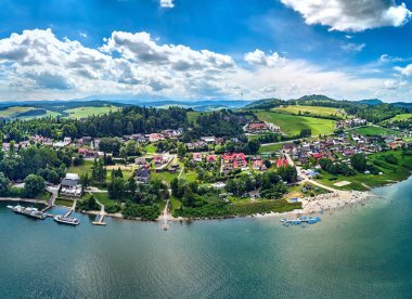Czorsztyn Gölü 'nün güzel panoramik manzarası (Lehçe: Jezioro Czorsztynskie), Polonya' nın güneyindeki Dunajec nehri üzerinde Pieniny ve Gorce Dağları arasında bulunan insan yapımı bir rezervuardır.