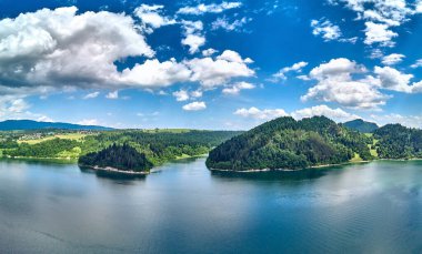 Czorsztyn Gölü 'nün güzel panoramik manzarası (Lehçe: Jezioro Czorsztynskie), Polonya' nın güneyindeki Dunajec nehri üzerinde Pieniny ve Gorce Dağları arasında bulunan insan yapımı bir rezervuardır.