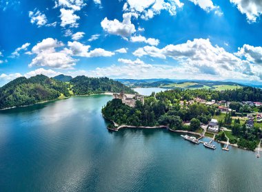Czorsztyn Gölü 'nün güzel panoramik manzarası (Lehçe: Jezioro Czorsztynskie), Polonya' nın güneyindeki Dunajec nehri üzerinde Pieniny ve Gorce Dağları arasında bulunan insan yapımı bir rezervuardır.