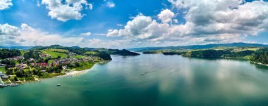 Dunajec Kalesi ve Czorsztyn Gölü (Lehçe: Jezioro Czorsztynskie), Polonya 'nın güneyindeki Dunajec nehri üzerinde insan yapımı bir rezervuar.