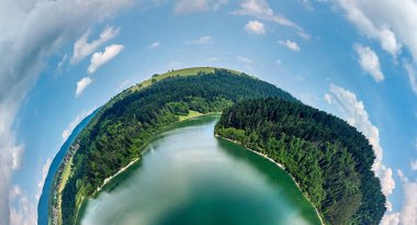 Czorsztyn Gölü 'nün güzel panoramik manzarası (Lehçe: Jezioro Czorsztynskie), Polonya' nın güneyindeki Dunajec nehri üzerinde Pieniny ve Gorce Dağları arasında bulunan insan yapımı bir rezervuardır.
