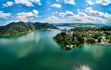 Dunajec Kalesi ve Czorsztyn Gölü (Lehçe: Jezioro Czorsztynskie), Polonya 'nın güneyindeki Dunajec nehri üzerinde insan yapımı bir rezervuar.
