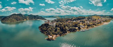 Dunajec Kalesi ve Czorsztyn Gölü (Lehçe: Jezioro Czorsztynskie), Polonya 'nın güneyindeki Dunajec nehri üzerinde insan yapımı bir rezervuar.