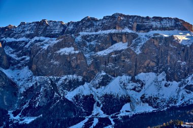 Avrupa 'nın en büyük kayak atlıkarıncaları olan Sellaronda' da, Dolomitler, İtalya 'nın en ünlü dört geçidinde, Dolomitlerin sıradışı karlı zirvelerinde, Dolomitlerin, güney Alplerin olağanüstü karlı zirvelerinde güzel panoramik manzaralar görülür..