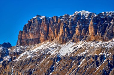 Avrupa 'nın en büyük kayak atlıkarıncaları olan Sellaronda' da, Dolomitler, İtalya 'nın en ünlü dört geçidinde, Dolomitlerin sıradışı karlı zirvelerinde, Dolomitlerin, güney Alplerin olağanüstü karlı zirvelerinde güzel panoramik manzaralar görülür..