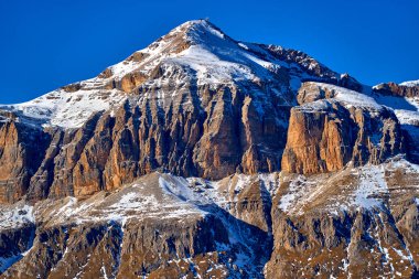 Avrupa 'nın en büyük kayak atlıkarıncaları olan Sellaronda' da, Dolomitler, İtalya 'nın en ünlü dört geçidinde, Dolomitlerin sıradışı karlı zirvelerinde, Dolomitlerin, güney Alplerin olağanüstü karlı zirvelerinde güzel panoramik manzaralar görülür..