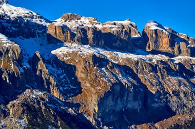 Avrupa 'nın en büyük kayak atlıkarıncaları olan Sellaronda' da, Dolomitler, İtalya 'nın en ünlü dört geçidinde, Dolomitlerin sıradışı karlı zirvelerinde, Dolomitlerin, güney Alplerin olağanüstü karlı zirvelerinde güzel panoramik manzaralar görülür..