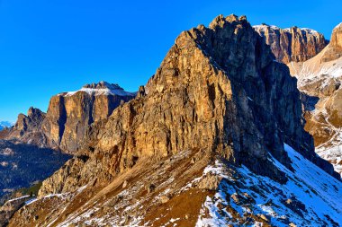 Avrupa 'nın en büyük kayak atlıkarıncaları olan Sellaronda' da, Dolomitler, İtalya 'nın en ünlü dört geçidinde, Dolomitlerin sıradışı karlı zirvelerinde, Dolomitlerin, güney Alplerin olağanüstü karlı zirvelerinde güzel panoramik manzaralar görülür..