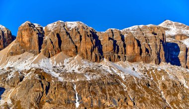 Avrupa 'nın en büyük kayak atlıkarıncaları olan Sellaronda' da, Dolomitler, İtalya 'nın en ünlü dört geçidinde, Dolomitlerin sıradışı karlı zirvelerinde, Dolomitlerin, güney Alplerin olağanüstü karlı zirvelerinde güzel panoramik manzaralar görülür..