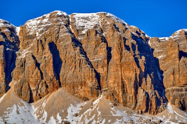 Avrupa 'nın en büyük kayak atlıkarıncaları olan Sellaronda' da, Dolomitler, İtalya 'nın en ünlü dört geçidinde, Dolomitlerin sıradışı karlı zirvelerinde, Dolomitlerin, güney Alplerin olağanüstü karlı zirvelerinde güzel panoramik manzaralar görülür..