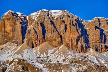 Avrupa 'nın en büyük kayak atlıkarıncaları olan Sellaronda' da, Dolomitler, İtalya 'nın en ünlü dört geçidinde, Dolomitlerin sıradışı karlı zirvelerinde, Dolomitlerin, güney Alplerin olağanüstü karlı zirvelerinde güzel panoramik manzaralar görülür..
