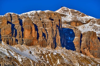 Avrupa 'nın en büyük kayak atlıkarıncaları olan Sellaronda' da, Dolomitler, İtalya 'nın en ünlü dört geçidinde, Dolomitlerin sıradışı karlı zirvelerinde, Dolomitlerin, güney Alplerin olağanüstü karlı zirvelerinde güzel panoramik manzaralar görülür..