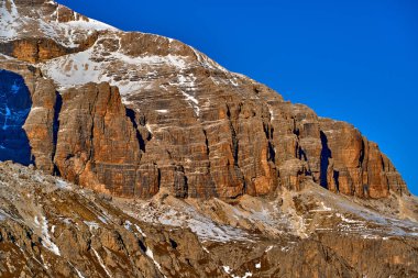 Avrupa 'nın en büyük kayak atlıkarıncaları olan Sellaronda' da, Dolomitler, İtalya 'nın en ünlü dört geçidinde, Dolomitlerin sıradışı karlı zirvelerinde, Dolomitlerin, güney Alplerin olağanüstü karlı zirvelerinde güzel panoramik manzaralar görülür..