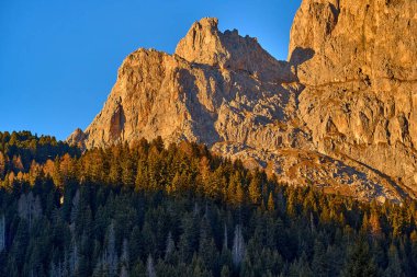 Avrupa 'nın en büyük kayak atlıkarıncaları olan Sellaronda' da, Dolomitler, İtalya 'nın en ünlü dört geçidinde, Dolomitlerin sıradışı karlı zirvelerinde, Dolomitlerin, güney Alplerin olağanüstü karlı zirvelerinde güzel panoramik manzaralar görülür..