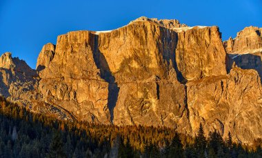 Avrupa 'nın en büyük kayak atlıkarıncaları olan Sellaronda' da, Dolomitler, İtalya 'nın en ünlü dört geçidinde, Dolomitlerin sıradışı karlı zirvelerinde, Dolomitlerin, güney Alplerin olağanüstü karlı zirvelerinde güzel panoramik manzaralar görülür..