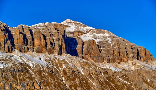 Avrupa 'nın en büyük kayak atlıkarıncaları olan Sellaronda' da, Dolomitler, İtalya 'nın en ünlü dört geçidinde, Dolomitlerin sıradışı karlı zirvelerinde, Dolomitlerin, güney Alplerin olağanüstü karlı zirvelerinde güzel panoramik manzaralar görülür..