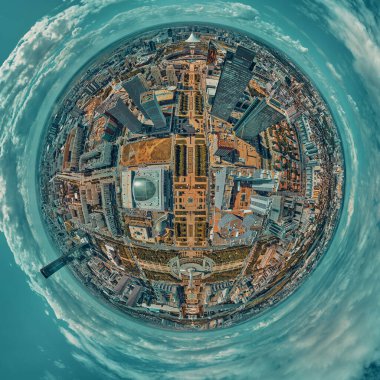 Gökdelenler ve Baiterek Kulesi ile Astana şehir merkezine güzel panoramik hava aracı görüntüsü - Kazak halkının özgürlüğünün sembolü, ve Khan Shatyr Eğlence Merkezi (ASTANA, NUR-SULTAN, KAZAKHSTAN, QAZAQSTAN).